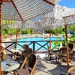 Confort Pour 12 Pers: Double Mobile-home Avec Terrasse - Api-1-52-1604 Campsite Mezos